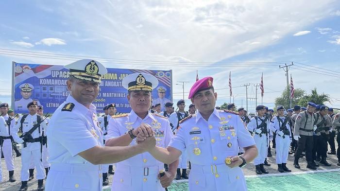Tongkat komando Pangkalan TNI Angkatan Laut (Lanal) Palu resmi berganti.