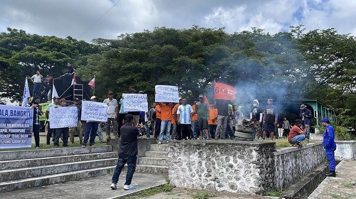 Ratusan warga Donggala yang tergabung dalam Aliansi Masyarakat Donggala Bangkit lakukan aksi unjuk rasa. Kamis (22/1/2026).
