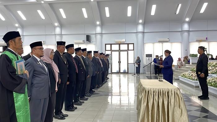 Bupati Donggala, Vera Elena Laruni melantik dan mengambil sumpah jabatan 32 pejabat pimpinan tinggi pratama dan pejabat fungsional di lingkungan Pemkab Donggala.