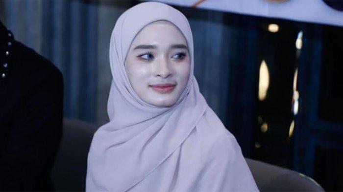 Inara Rusli menunjukkan wajahnya yang selama ini tertutup cadar saat jumpa pers di kawasan Senopati Jakarta Selatan, Kamis (18/5/2023).