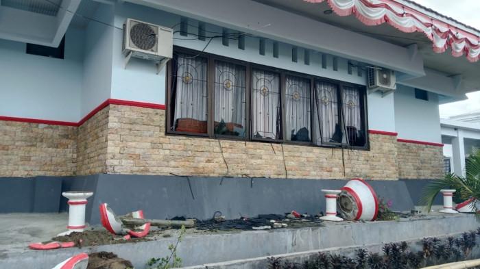 DEMO NELAYAN - Belasan kaca jendela DPRD Tojo Una-una pecah dalam unjuk rasa Nelayan, Selasa (23/12/2025). Tak hanya jendela, sejumlah pot bunga di pekarangan kantor perwakilan rakyat itu juga pecah. Nelayan berunjuk rasa di kantor DPRD, Jl Merdeka, Kelurahan Uentanaga Atas, Kecamatan Ampana Kota, Kabupaten Tojo Una-una, sebagai bentuk penolakan terhadap program Survei Seismik 3D Gorontalo Offshore.