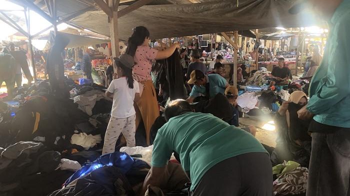 Lapak pakaian bekas (thrift) di Pasar Ranggulalo