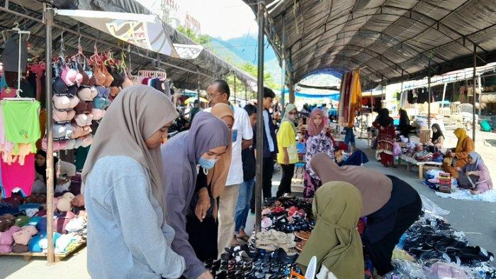 Jelang Lebaran 2024, Warga Palu Berburu Aksesoris di Pasar Inpres Manonda