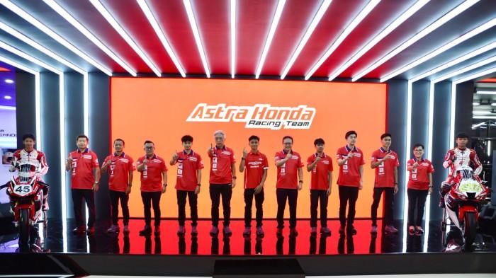 PT Astra Honda Motor (AHM) berpartisipasi dalam ajang Indonesia International Motor Show (IIMS) 2026 yang digelar pada 5–15 Februari 2026 di JIEXPO Kemayoran, Jakarta, dengan menghadirkan pengalaman mobilitas lengkap melalui beragam produk sepeda motor Honda

Keikutsertaan AHM di IIMS 2026 menjadi wujud komitmen perusahaan dalam menghadirkan inovasi yang relevan dengan kebutuhan konsumen, mulai dari skutik urban, big scooter, motor sport, motor petualang, hingga sepeda motor listrik

Booth Honda di IIMS 2026 dibagi ke dalam tujuh zona tematik, yakni Urban, Big Scooter, Fashion, Lifestyle, Explorer, Racing, dan EV, yang dirancang untuk merepresentasikan karakter serta gaya berkendara pengunjung yang beragam