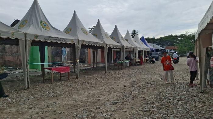 Pasar Ramadan di kawasan Pasar Sentral Parigi tampak sepi pada hari pertama puasa, Kamis (19/2/2026) sore.