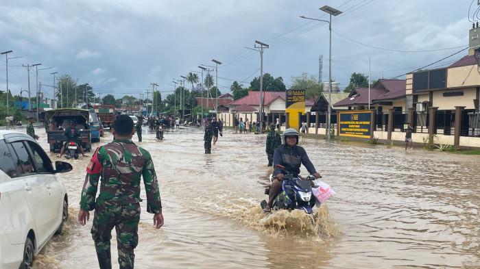 Pelabuhan Pantoloan banjir selutut