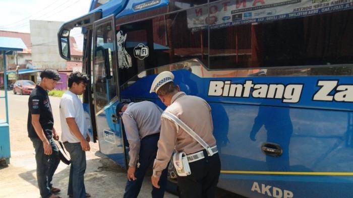 Petugas memeriksa kondisi fisik dan teknis kendaraan 568758