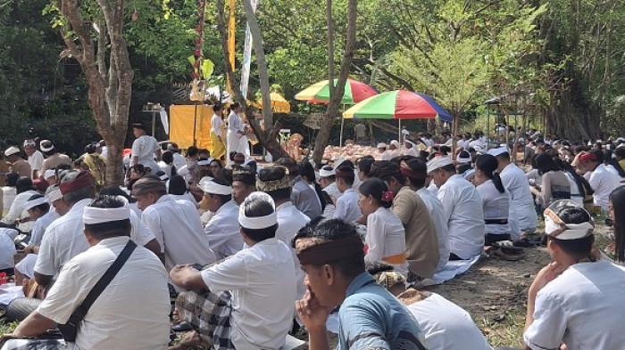 Ratusan Umat Hindu Gelar Melasti di Pantai Mertasari Parigi Moutong Jelang Nyepi 1948 Saka