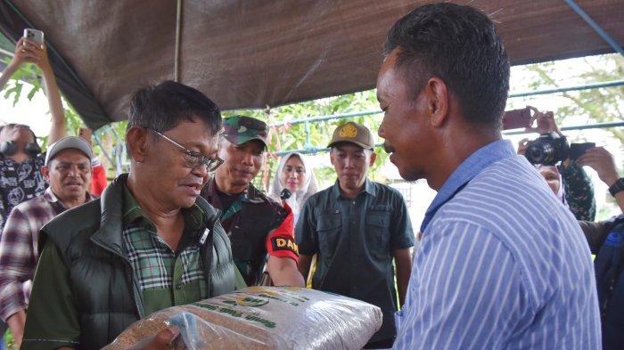 Sambangi Tolitoli, Gubernur Sulteng Bagi Bibit dan Pupuk di Desa Ginunggung