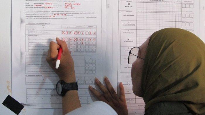 Anggota KPPS di Morowali Ikuti Simulasi Pengisian Catatan Hasil Penghitungan Perolehan Suara