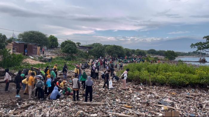 Sampah di Pesisir Pantai Dupa Palu Diprediksi Capai 100 Ton