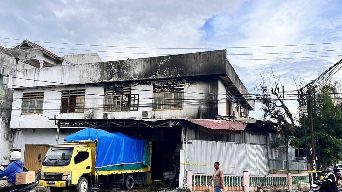 Sebuah ruko berlantai di perempatan kompleks Palu Plaza, tepatnya di persimpangan Jl Danau Lindu dan Jl Danau Poso, Kelurahan Siranindi, Kecamatan Palu Barat, Kota Palu, ludes terbakar, Selasa (7/4/2026) pagi.