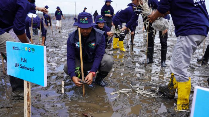 Tanam Pohon PLN UIP Sulawesi