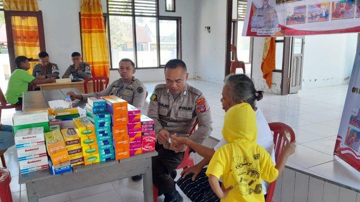 Personel Operasi Madago Raya Beri Pengobatan Gratis pada Warga Poso Pesisir Selatan