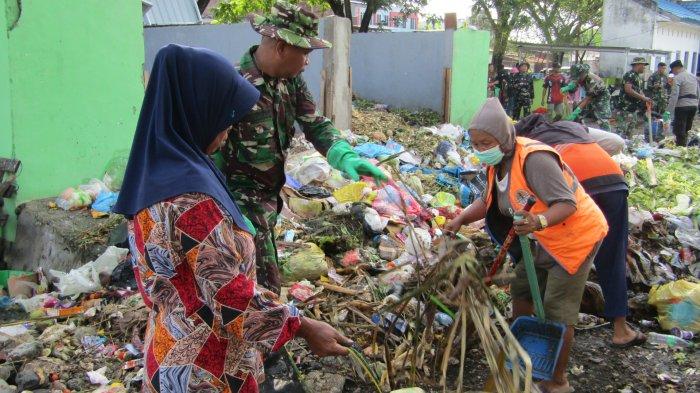 Bantu Bersihkan Areal Pasar, Jajaran Kodim 1311/Morowali Angkut Sampah Menggunung di Pasar Bungku