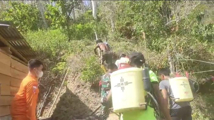 Warga Bersama TNI-Polri dan BPBD Upayakan Pemutusan Jalur Api Karhutla Ambason Mekar