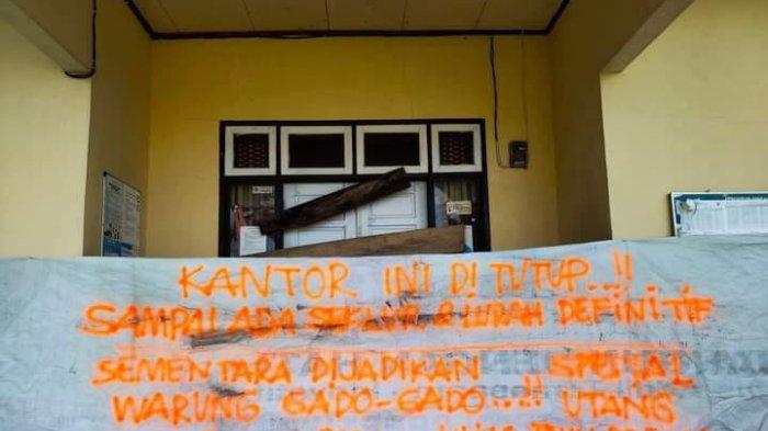 Tak Punya Lurah Definitif, Warga Segel  Kantor Kelurahan Nambo Lempek Baru Banggai