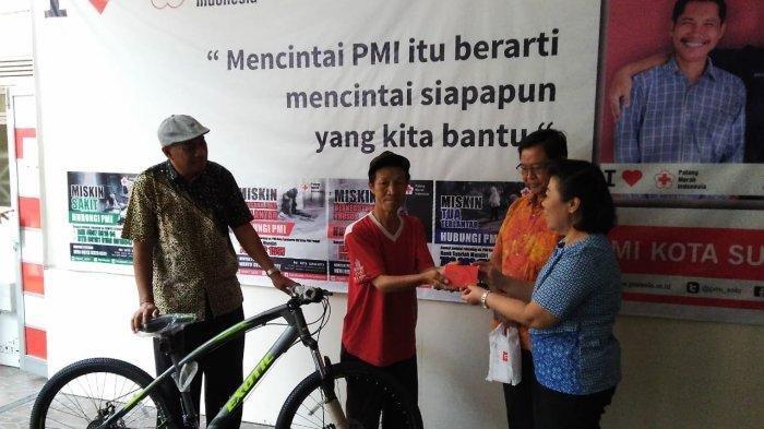 PMI Solo Hadiahi Pria yang Rela Kayuh Sepeda Solo-Pasuruan Demi Kembalikan Dompet dan KTP