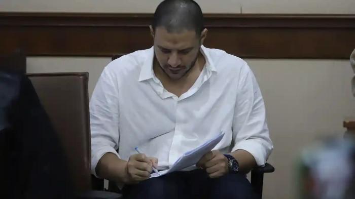 Aktor Ammar Zoni hadir langsung di Pengadilan Negeri Jakarta Pusat pada Kamis (18/12/2025).