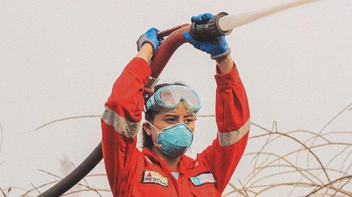 Usai Bantu Mahasiswa, Awkarin Ikut Padamkan Karhutla, Aksi Keren Berbaju Damkar Tuai Pujian Warganet