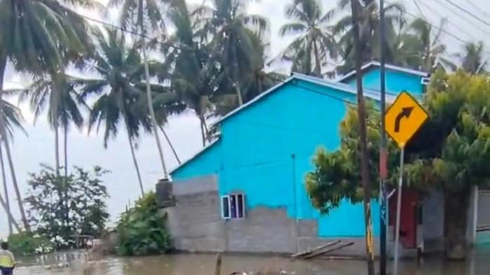 BANJIR - Banjir Rob melanda wilayah pesisir Kabupaten Buol, tepatnya di Desa Lakea I dan Desa Ngune, Kecamatan Lakea, Sabtu (18/4/2026) dini hari.