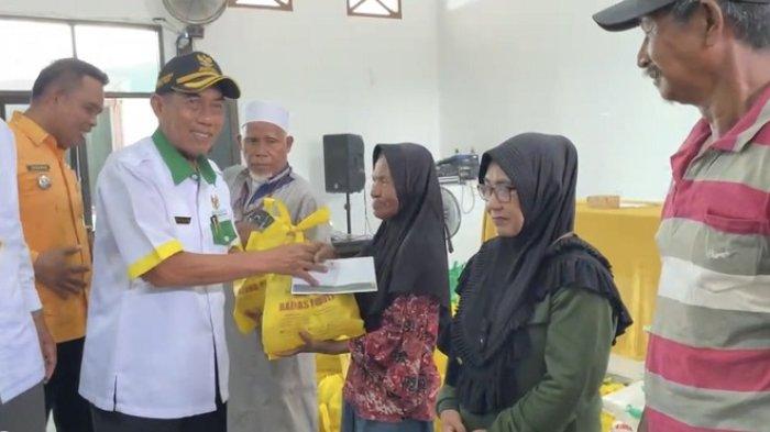 Baznas Kota Palu Serahkan Bantuan Paket Sembako kepada 219 Kaum Dhuafa di Kecamatan Palu Timur