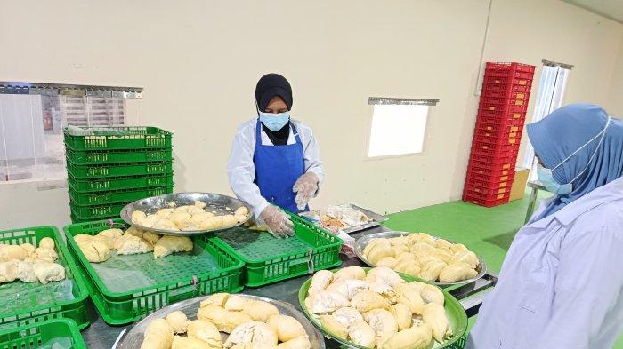 Proses pengupasan durian di PT. Ammar Durian Indonesia (ADI) Parigi Moutong, mempersiapkan durian beku berkualitas untuk pasar internasional