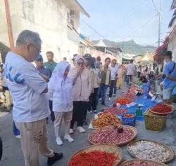 Blusukan ke Pasar Simpong Banggai, Ahmad Ali Heran Stok Cabai dari Luar Daerah