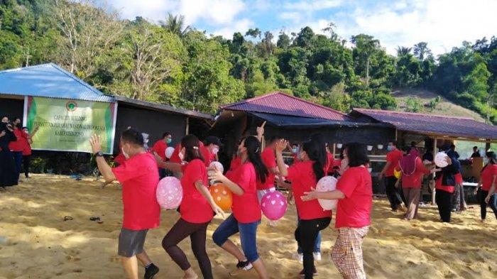Galang Kebersamaan, PPNI Poso Ajak Perawat Lepas Penat di Pantai Siuri Tentena