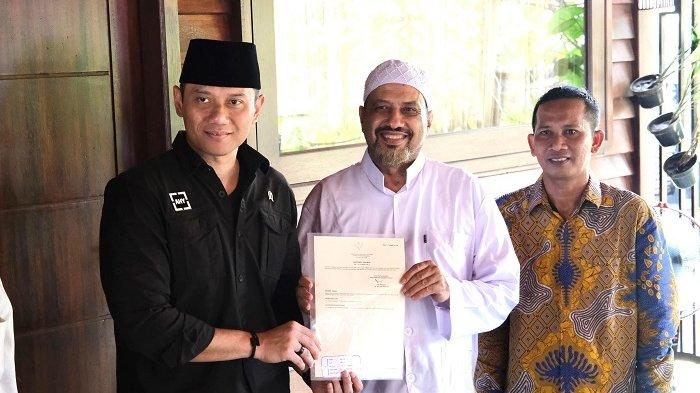 Menteri AHY Serahkan Puluhan Sertipikat Tanah Wakaf di Pasuruan