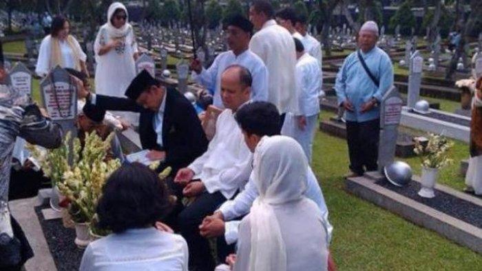 Presiden ketiga BJ Habibie mengunjungi makam Ainun Habibie di Taman Makam Pahlawan Nasional Kalibata, Senin (28/7/2014). Pada hari raya Idul Fitri 1435 H, Habibie memanjatkan doa untuk Almarhumah istrinya.
