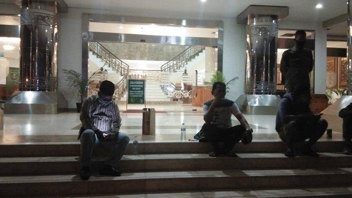 UPDATE OTT KPK di Kutai Timur, Kantor Bupati Ismunandar Disegel, Para Pegawai Tak Bisa Masuk