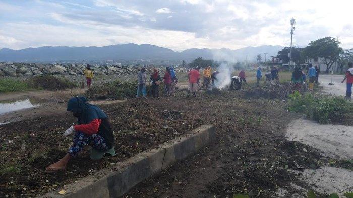 Sukseskan Program Adipura, Petugas Padat Karya Bersihkan Rumput Liar di Sepanjang Jl Raja Moili