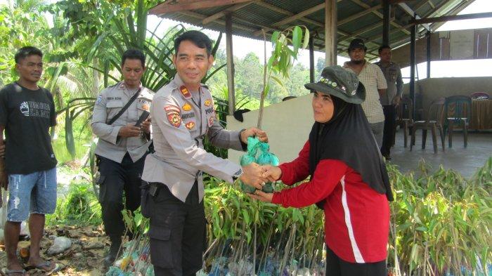 Satgas Madago Raya Bagikan Bibit Durian untuk Petani di Desa Lape Poso