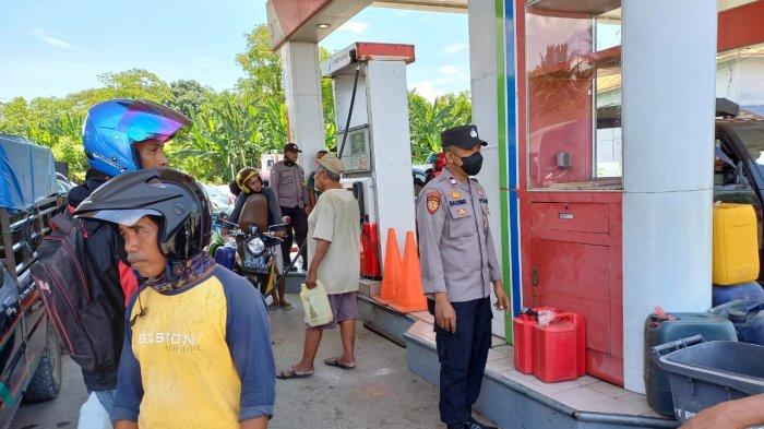 Cegah Kemacetan, Polisi Tertibkan Antrean Jerigen di SPBU Luwuk Utara