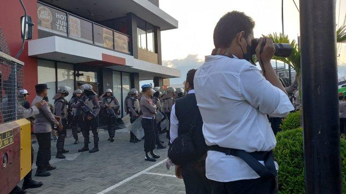 Aksi Bela Palestina Serukan Boikot McDonalds di Palu, Gas Air Mata Hingga Brimob Disiagakan