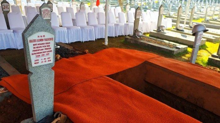 Presiden ke-3 RI BJ Habibie akan dikebumikan tepat di samping kiri pusara istrinya, Hasri Ainun Habibie.