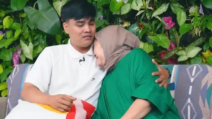 RESSA - Tangkapan layar video Ressa Rizky Rossano yang memeluk ibu angkatnya, Mama Ratih.