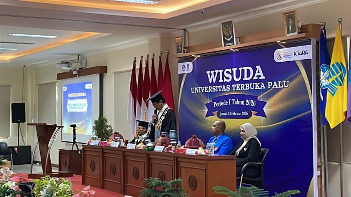wisuda UT Palu