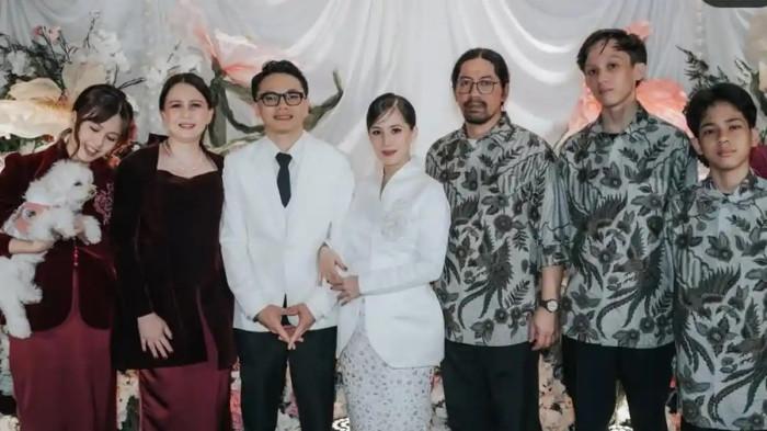 Kabar terkait pernikahan dan kehamilan aktris Adhisty Zara, unggahan sang ibu kandung, Sofia Yulinar, sehari sebelumnya kini menjadi sorotan.