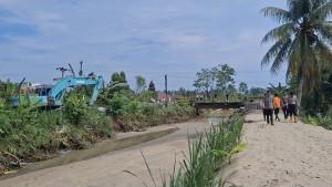250-Geobag-Dipasang-BPBD-Parimo-Pastikan-Warga-Balinggi-Jati-Aman-dari-Banjir-Susulan.jpg