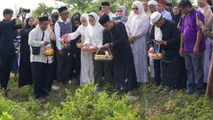 28-September-Diperingati-Warga-dan-Pemkot-Palu-Tabur-Bunga-di-Titik-Titik-Bencana.jpg
