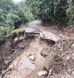 Amblas-Jalan-Trans-Sulawesi-di-Banggai-Putus-Total.jpg