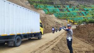 Arus-Lancar-Sistem-Buka-Tutup-Jalan-Kebun-Kopi-Parimo-Dihentikan.jpg