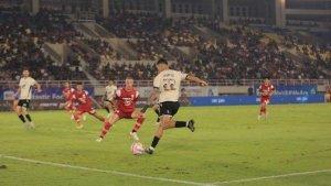 Bek-sayap-kiri-PSM-Makassar-Victor-Luiz-saat-melawan-Persis-Solo-pds.jpg