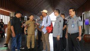 Bupati-Banggai-Amirudin-Tamoreka-saat-diwawd.jpg