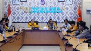 Bupati-Banggai-Amirudin-saat-menemui-buruh-dan-mahas.jpg