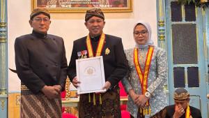 Bupati-Iksan-Dapat-gelar-di-Keraton-Surakarta-2025.jpg