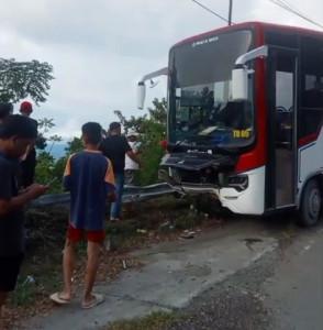 Caption-foto-Sebuah-bus-Trans-Donggala-mengalami-kecelakaan-lalu-lintas.jpg