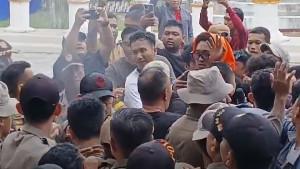 Demo-Mahasiswa-Untika-di-DPRD-Banggai-Ricuh-Sempat-Bakar-Ban-dan-Saling-Dorong.jpg
